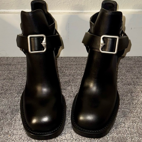 💰⬇️ BURBERRY
Black Leather Ankle Boots
Women's US 7 - Picture 10 of 16